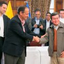 Juan Camilo Restrepo (izq.), jefe negociador del Gobierno colombiano, y Pablo Beltrán (der.), jefe negociador del ELN | Foto: Presidencia de la República