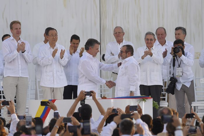 El presidente Juan Manuel Santos y Rodrigo Londoño Echeverri (alias Timochenko) firman el acuerdo de paz. La Habana, 26.09.2016 | Foto: Presidencia El Salvador, vía Flickr