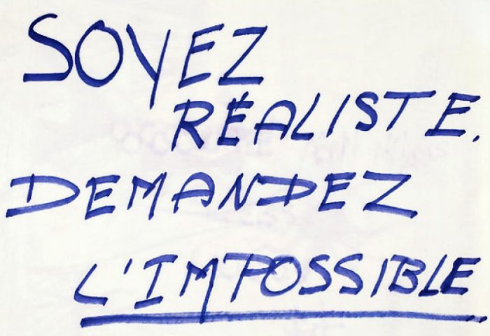 Manuscrito del lema de mayo de 1968 en París: «Seamos realistas, pidamos lo imposible» | Fuente: WikiCommons.