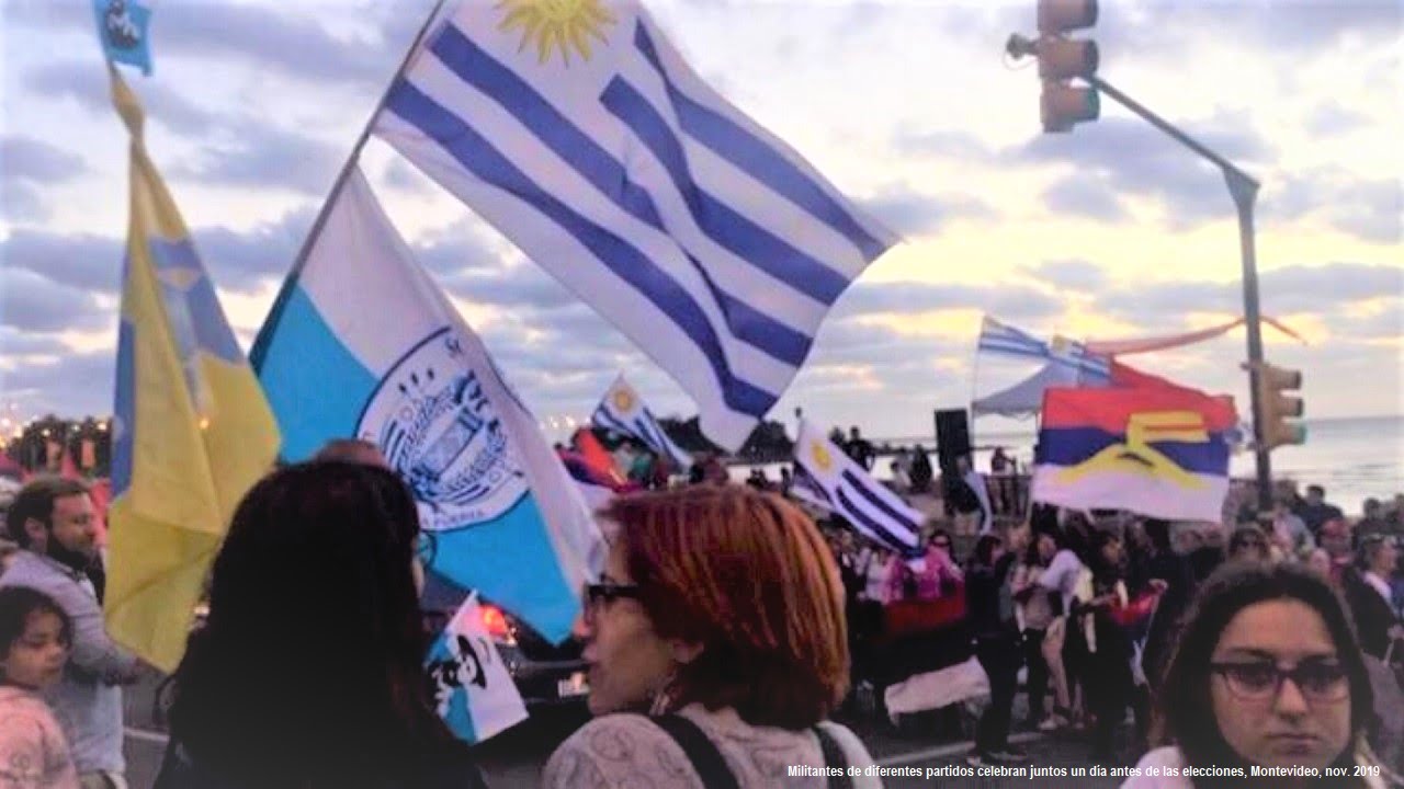 Militantes de distintos partidos celebran juntos el día antes de las elecciones. Montevideo, nov. 2019