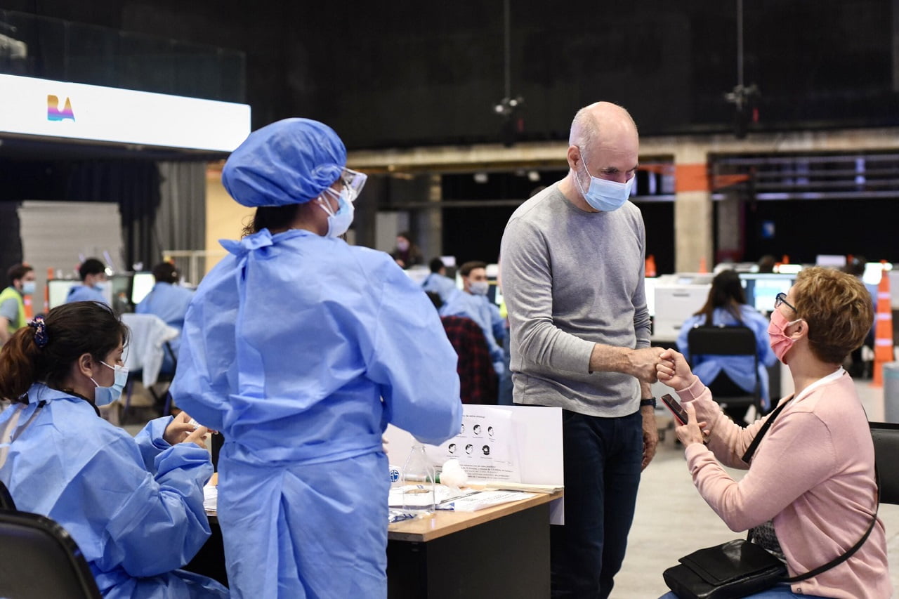 El alcalde porteño Horacio Rodríguez Larreta visita un centro de test gratuito, una estrategia que lo diferencia de la Nación | Foto: Gobierno de la Ciudad de Buenos Aires.