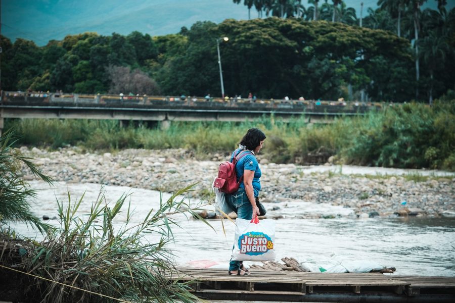 Migrantes venezolanos cruzando hacia Cúcuta, Colombia