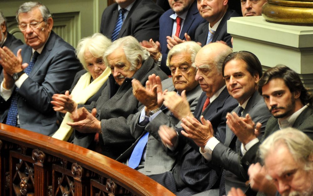 Expresidentes uruguayos José Mujica, Luis Lacalle Herrera, Julio M. Sanguinetti, y presidente Luis Lacalle Pou, en el Parlamento, conmemoración de los 50 años del golpe de Estado.