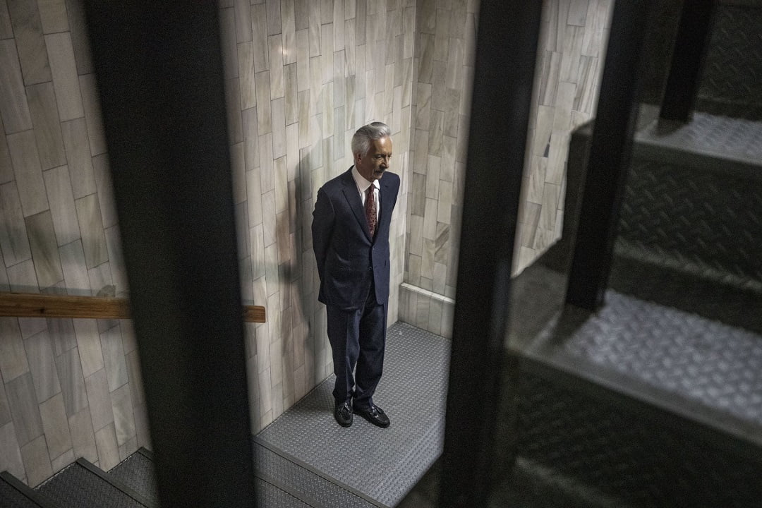 El periodista guatemalteco José Rubén Zamora esposado en la Torre de Tribunales a la espera de afrontar un juicio en su contra. Foto: Esteban Biba (X: @estebanbiba)