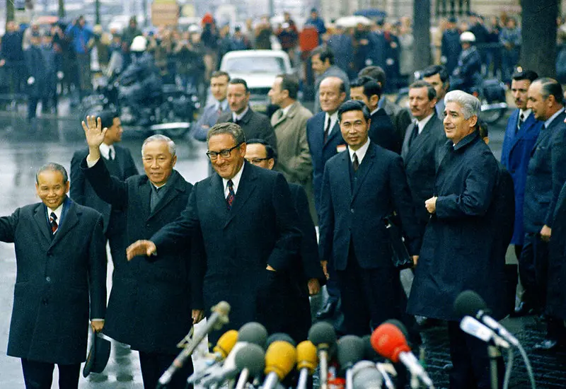 Henry Kissinger y con el delegado de Hanoi, Le Duc Tho en la Conferencia Internacional de París
