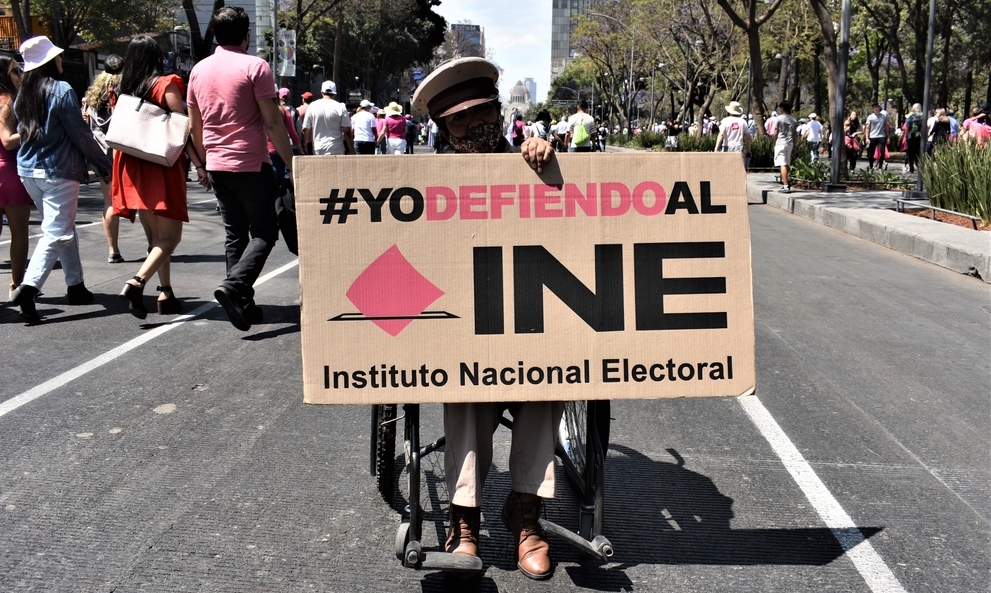 Mexicanos marchan en defensa del Instituto Nacional Electoral. Foto: Shutterstock