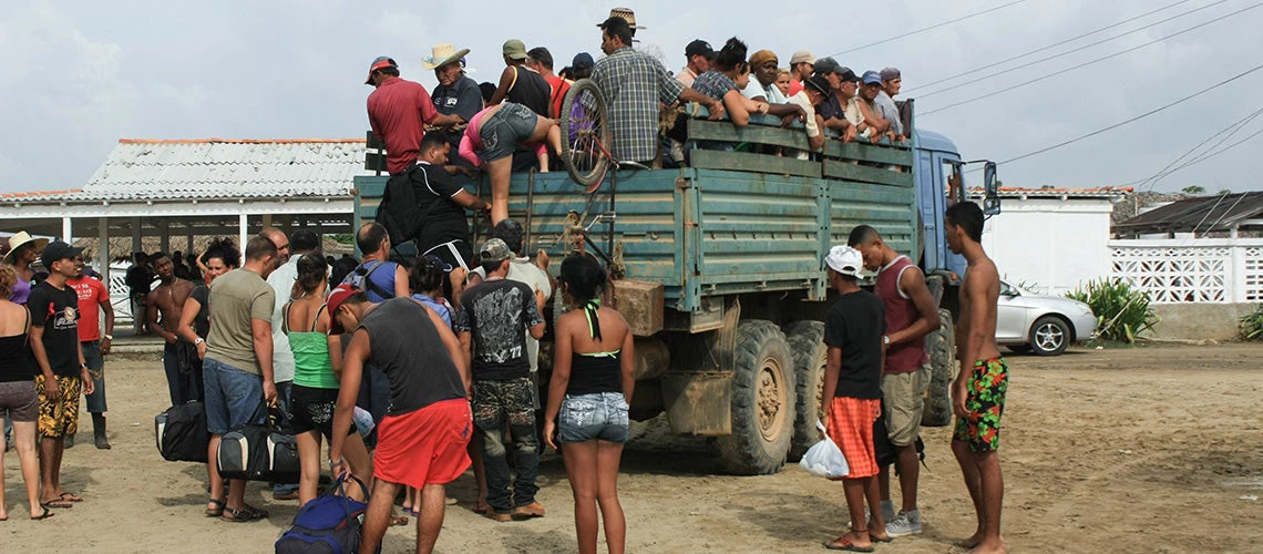Migrantes de Centroamérica subiendo a un camión en su trayecto a los Estados Unidos. Fuente: Shutterstock