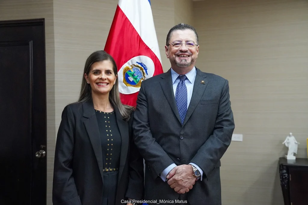 Laura Fernández, presidenta electa de Costa Rica, con el presidente Rodrigo Chaves. 