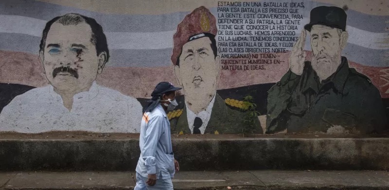 Mural de Ortega, Chávez y Castro en Managua.