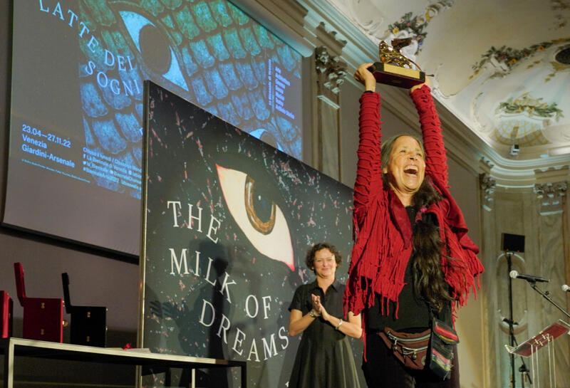 Cecilia Vicuña recibe el León de Oro en   la Bienal de Venecia en 2022. Fuente: Arte al Día