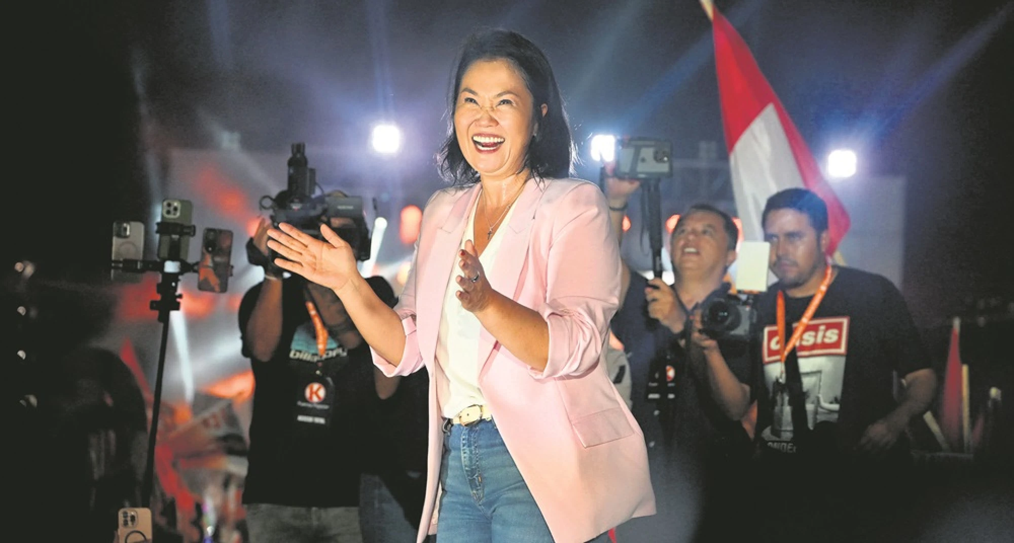 La candidata presidencial peruana Keiko Fujimori, de Fuerza Popular, baila durante el cierre de su campaña, en Lima.Foto: AFP