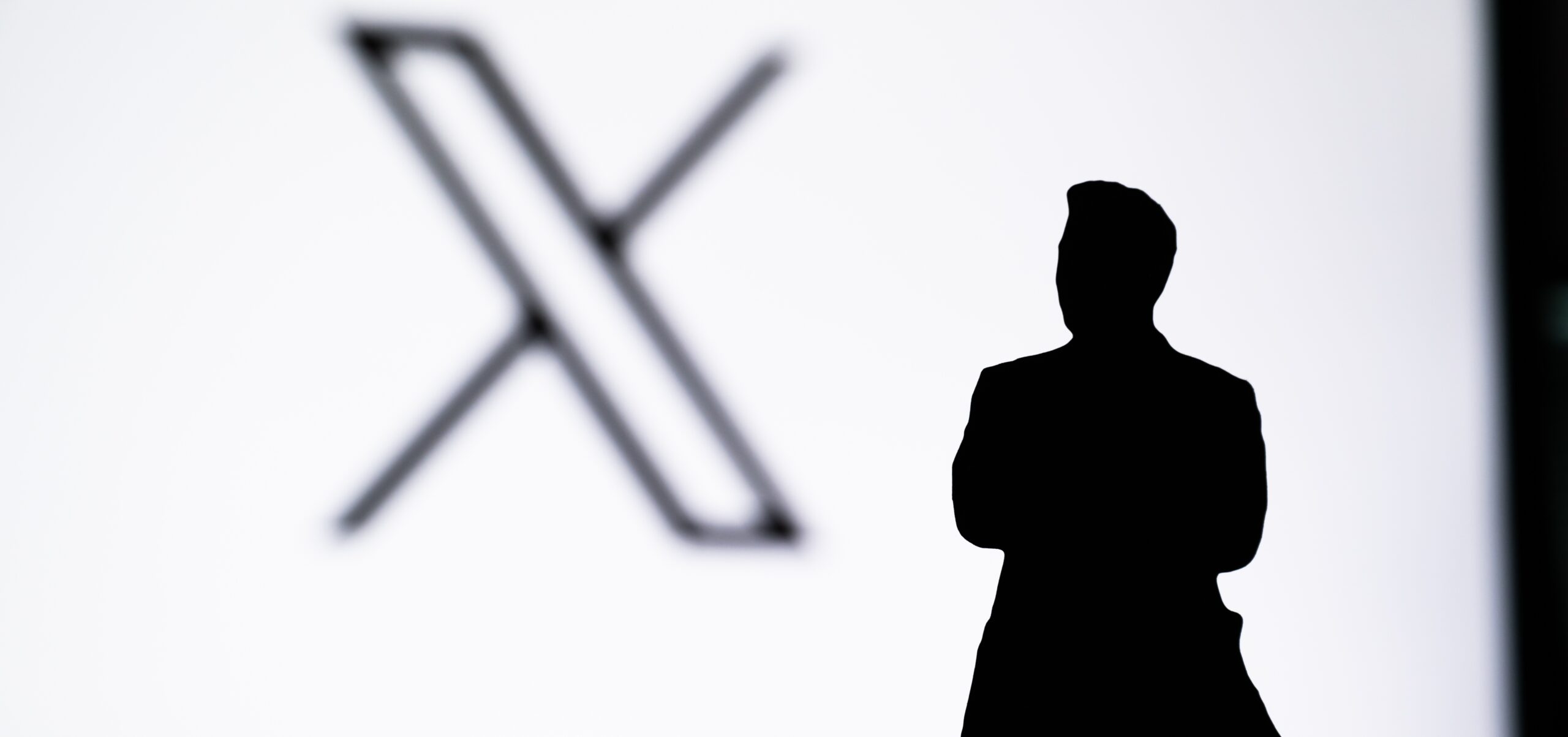 El logo de X y Elon Musk. Foto: Shutterstock