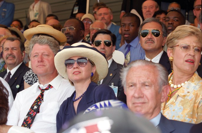 El presidente Bill Clinton y la primera dama Hillary Clinton viendo el partido inaugural en Chicago junto al entonces presidente del Comité Olímpico Internacional, Juan Antonio Samaranch. Foto: Wikimedia Commons
