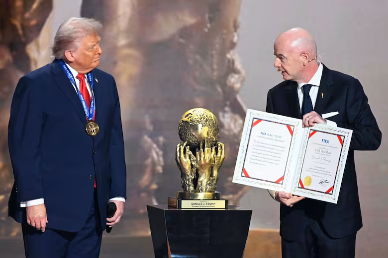 Donald Trump recibe el premio Fifa de la Paz en manos de Gianni Infantino. Foto: AFP