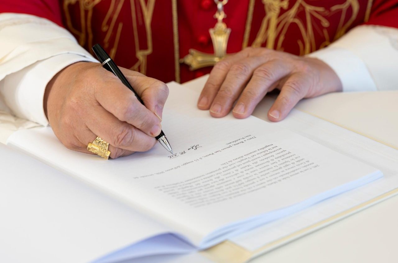 El papa León XIV en la firma de la Carta Encíclica Magnifica Humanitas, 15 de mayo de 2026. Foto: Vatican News