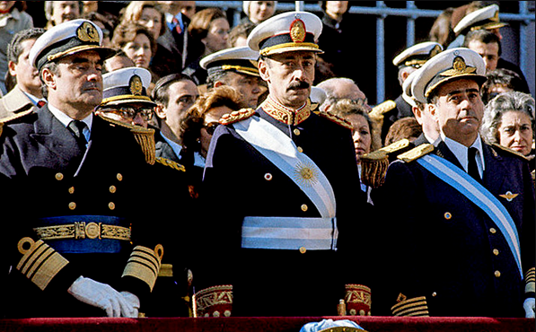 El general Jorge Rafael Videla (Centro), jefe de la junta militar argentina, con el almirante Emilio Eduardo Massera (izquierda), principal impulsor de la organización del Mundial por motivos político-propagandísticos.