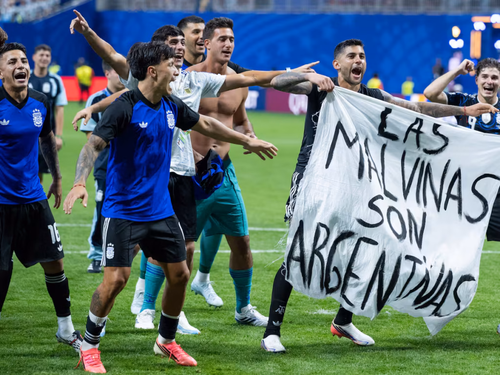 Jugadores de Argentina lucen el mensaje 'Las Malvinas son argentinas' : Cadena Ser, Sebastian Frej