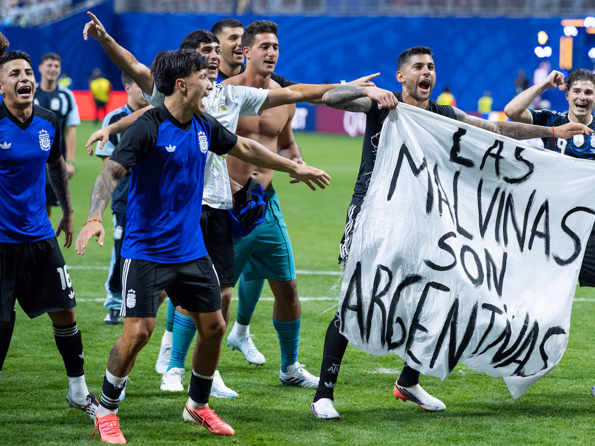 Jugadores de Argentina lucen el mensaje 'Las Malvinas son argentinas' : Cadena Ser, Sebastian Frej