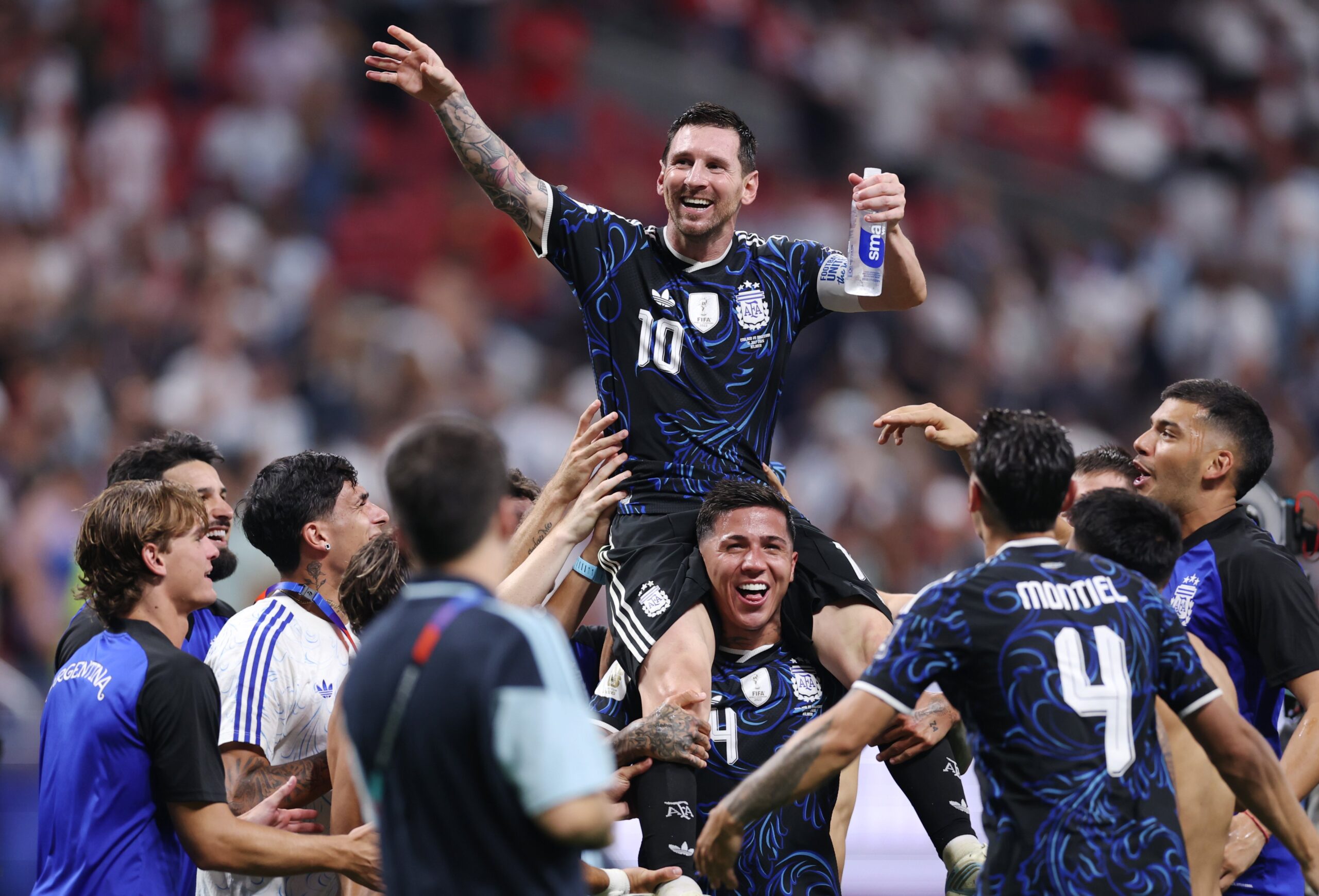 Leonel Messi y el equipo de Argentina. Festejos tras el resultado del partido contra Inglaterra. Foto- AFA