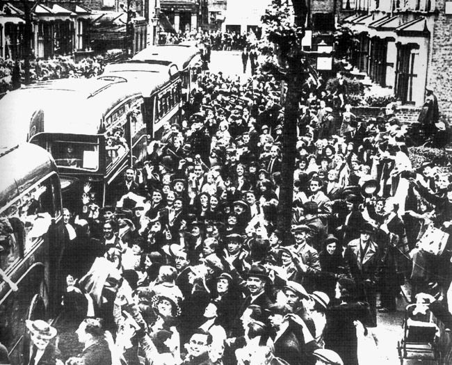 Llegada a Londres de los niños vascos exiliados. Fuente Cervantes Virtual, Félix Santos