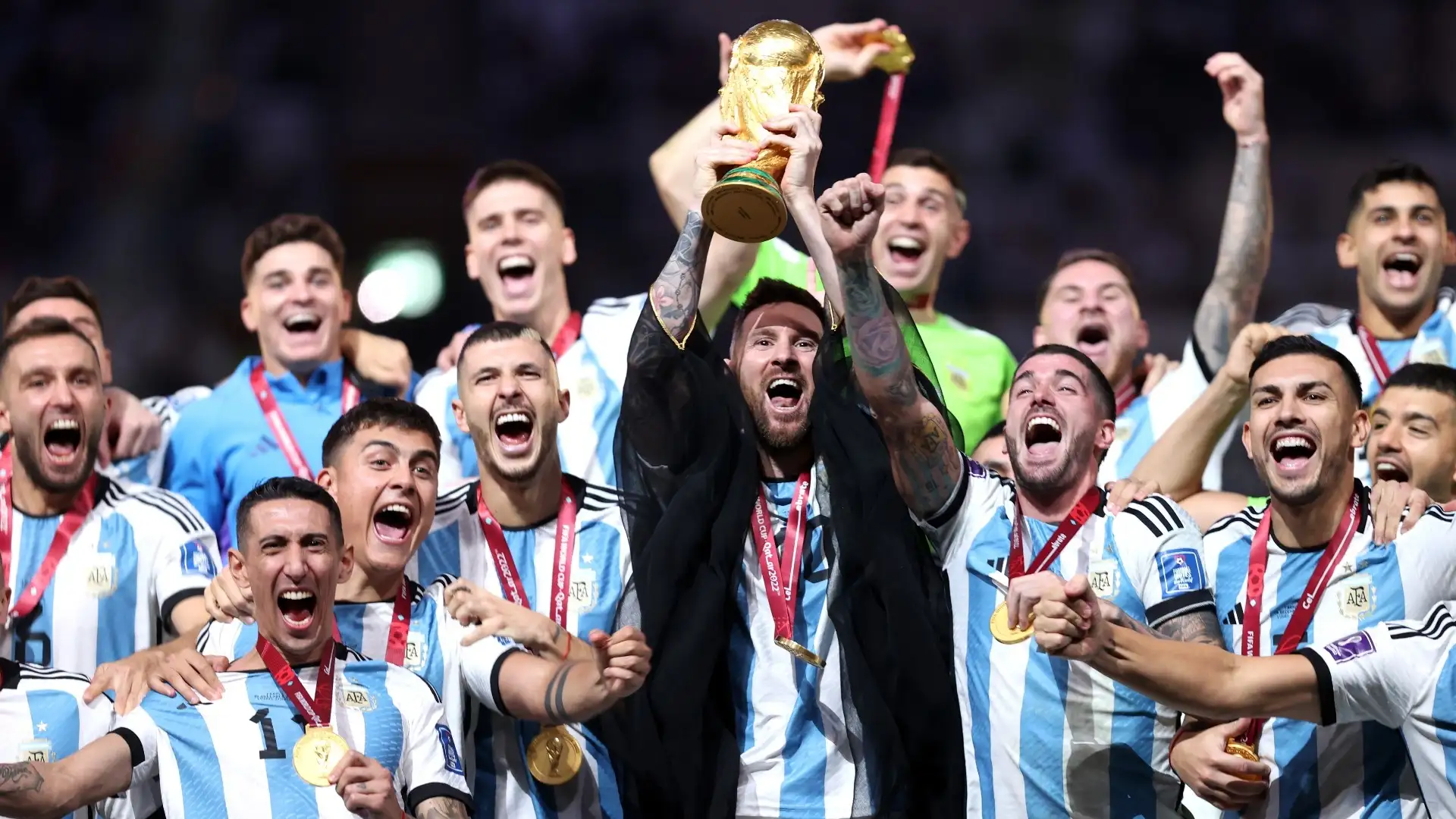 Messi levanta la copa del Mundial 2022 en Qatar. Foto Getty Images