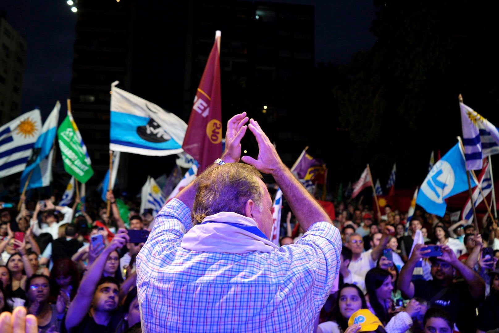 Evento de la campaña electoral 2024, banderas del Partido Nacional y Partido Colorado en apoyo a Álvaro Delgado. Foto: @AlvaroDelgadoUy