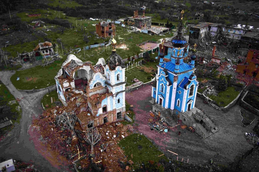 Vista Aéreas de la aldea destruida de Bohorodychne, región de Donetsk, Ucrania. Ruinas de casas, monasterio dañado y puente derrumbado sobre el río Siverskyi Donets después de acciones militares. Foto: Shutterstock