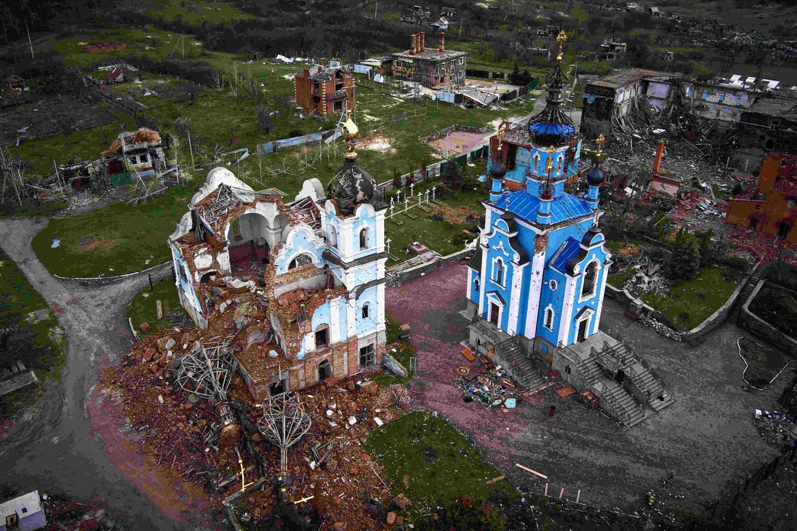 Vista Aéreas de la aldea destruida de Bohorodychne, región de Donetsk, Ucrania. Ruinas de casas, monasterio dañado y puente derrumbado sobre el río Siverskyi Donets después de acciones militares. Foto: Shutterstock