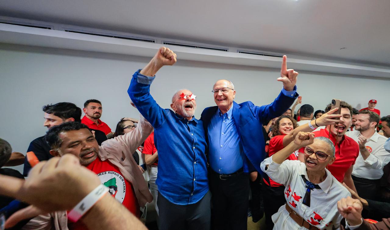 Festejos en el comando de Lula da Silva tras su reelección para un cuarto mandato de Lula en Brasil, 2026