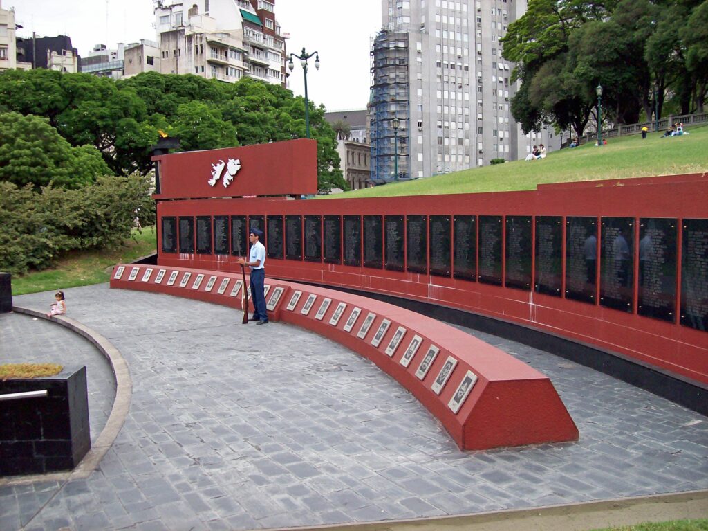 Monumento a los caídos en la guerra de Malvinas. Plaza San Martin. Foto: Wikimedia Commons